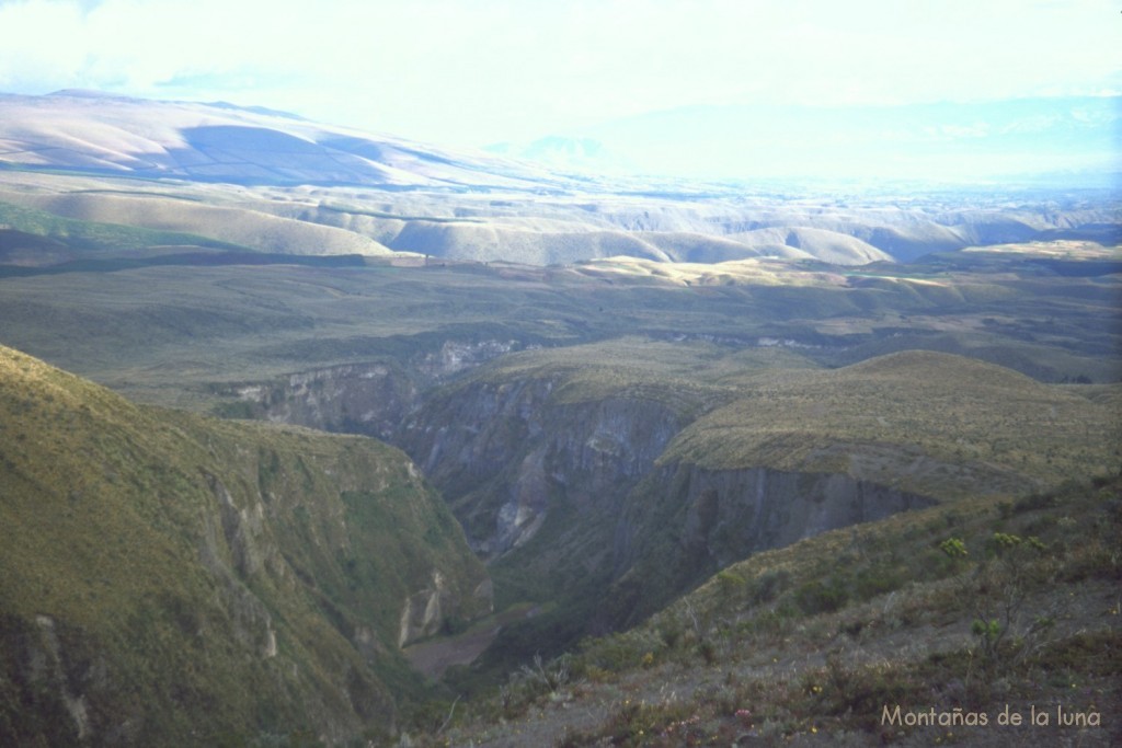 Quebrada que baja de las laderas del Cotopaxi, cerca del refugio de la cara sur